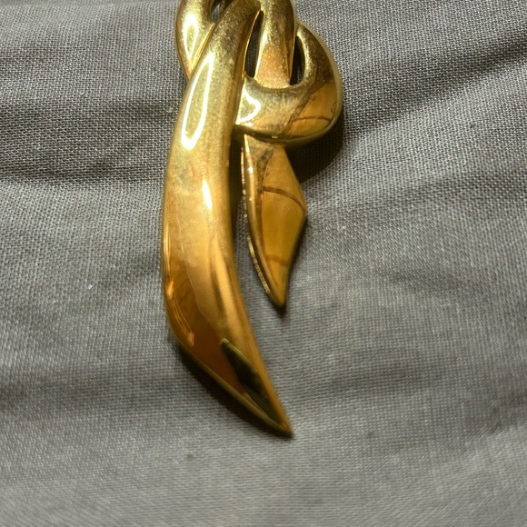 Vintage gold tone lapel pin - Picture 3 of 5